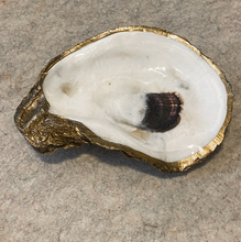 Charger l&#39;image dans la galerie, Gold glided oyster dish displayed on a beige marbled background