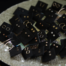 Charger l&#39;image dans la galerie, Anuket earrings studs packaged displayed on a sparky plate